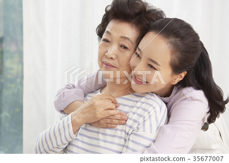 擁抱,幸福,媽媽,女兒 擁抱,幸福,媽媽,女兒 35677007