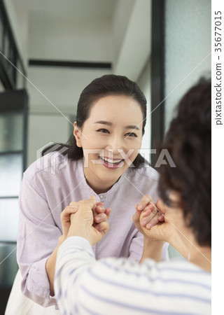 媽媽,女兒在一起 媽媽,女兒在一起 35677015