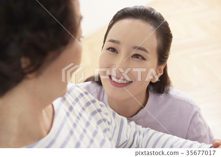 媽媽,女兒在一起 媽媽,女兒在一起 35677017