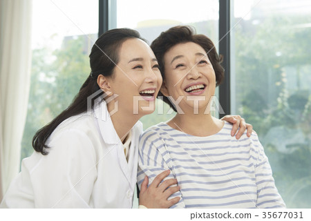 Doctor, patient Doctor, patient 35677031