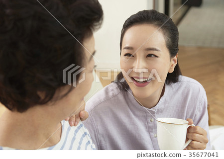 媽媽,女兒在一起 媽媽,女兒在一起 35677041