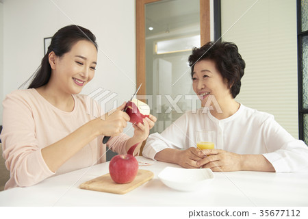 媽媽,女兒在一起 媽媽,女兒在一起 35677112