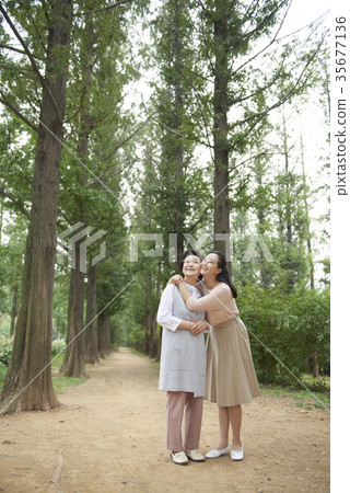 媽媽,女兒在一起 媽媽,女兒在一起 35677136