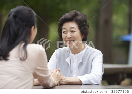 媽媽,女兒在一起 媽媽,女兒在一起 35677166