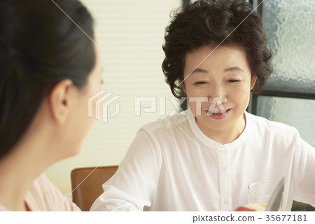 媽媽,女兒在一起 媽媽,女兒在一起 35677181