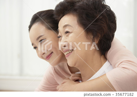 擁抱,幸福,媽媽,女兒 擁抱,幸福,媽媽,女兒 35677182