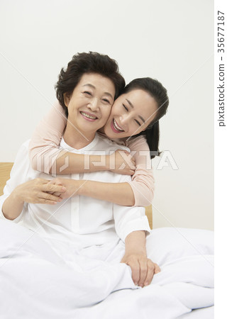 媽媽,女兒在一起 媽媽,女兒在一起 35677187