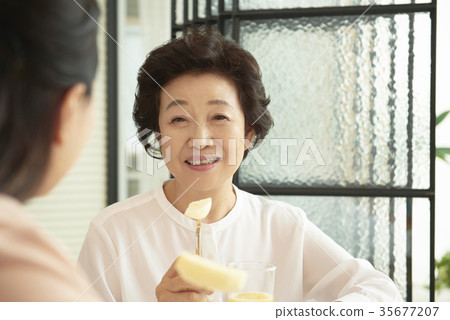 媽媽,女兒在一起 媽媽,女兒在一起 35677207