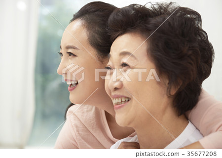 擁抱,幸福,媽媽,女兒 擁抱,幸福,媽媽,女兒 35677208