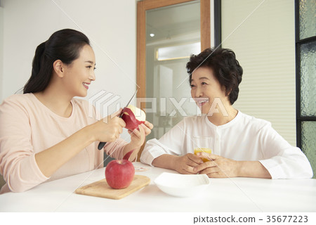 媽媽,女兒在一起 媽媽,女兒在一起 35677223