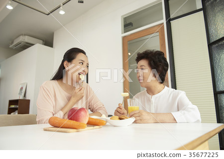 媽媽,女兒在一起 媽媽,女兒在一起 35677225