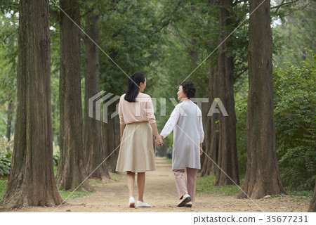 媽媽,女兒在一起 媽媽,女兒在一起 35677231