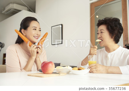 媽媽,女兒在一起 媽媽,女兒在一起 35677236