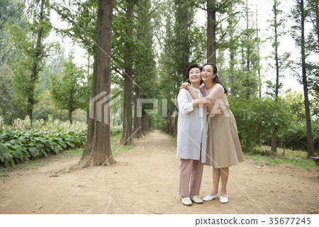 擁抱,幸福,媽媽,女兒 擁抱,幸福,媽媽,女兒 35677245