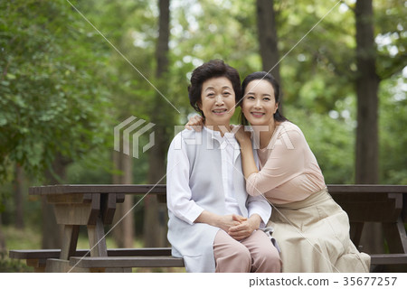 媽媽,女兒在一起 媽媽,女兒在一起 35677257