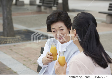 媽媽,女兒在一起 媽媽,女兒在一起 35677260