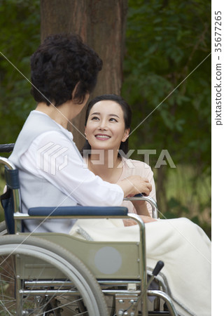 醫療,母親,女兒 醫療,母親,女兒 35677265