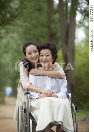 醫療,母親,女兒 醫療,母親,女兒 35677283