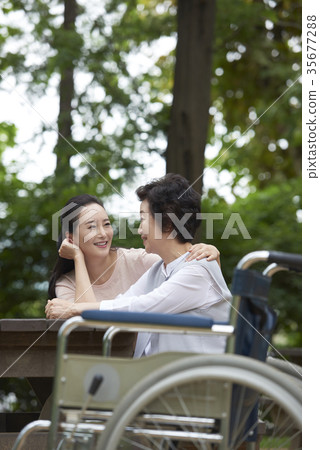 擁抱,幸福,媽媽,女兒 擁抱,幸福,媽媽,女兒 35677288