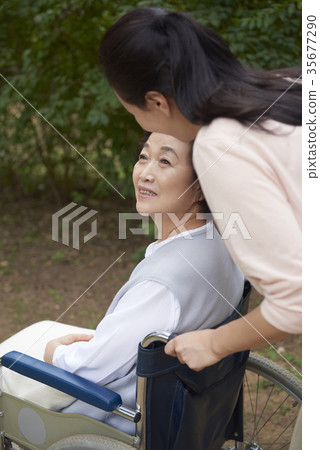 醫療,母親,女兒 醫療,母親,女兒 35677290