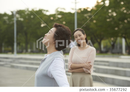 媽媽,女兒在一起 媽媽,女兒在一起 35677292