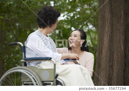 醫療,母親,女兒 醫療,母親,女兒 35677294