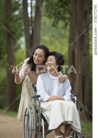 醫療,母親,女兒 醫療,母親,女兒 35677295