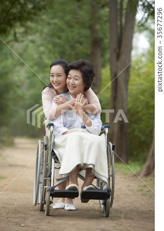 醫療,母親,女兒 醫療,母親,女兒 35677296