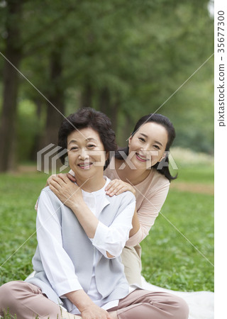 擁抱,幸福,媽媽,女兒 擁抱,幸福,媽媽,女兒 35677300