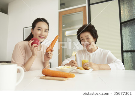 媽媽,女兒在一起 媽媽,女兒在一起 35677301