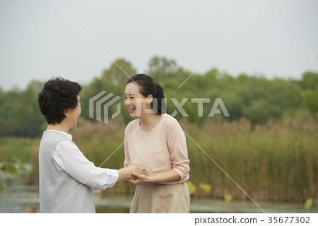 媽媽,女兒在一起 媽媽,女兒在一起 35677302