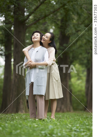 擁抱,幸福,媽媽,女兒 擁抱,幸福,媽媽,女兒 35677303