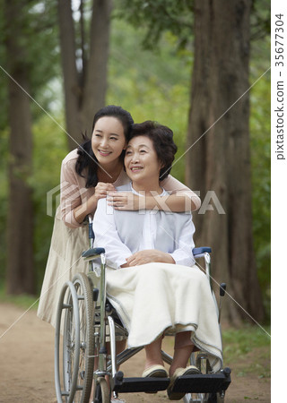 醫療,母親,女兒 醫療,母親,女兒 35677304