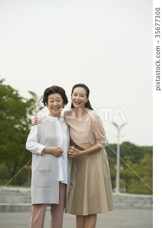 擁抱,幸福,媽媽,女兒 擁抱,幸福,媽媽,女兒 35677308