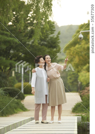 媽媽,女兒在一起 媽媽,女兒在一起 35677309