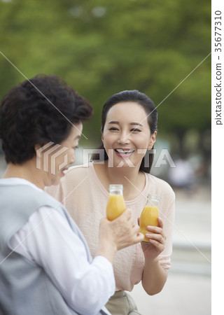 媽媽,女兒在一起 媽媽,女兒在一起 35677310