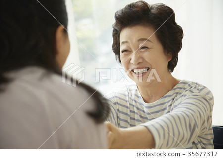 媽媽,女兒在一起 媽媽,女兒在一起 35677312