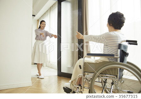 醫療,母親,女兒 醫療,母親,女兒 35677315