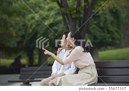 媽媽,女兒在一起 媽媽,女兒在一起 35677337