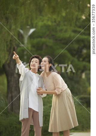 媽媽,女兒在一起 媽媽,女兒在一起 35677339