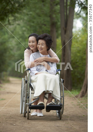 醫療,母親,女兒 醫療,母親,女兒 35677340