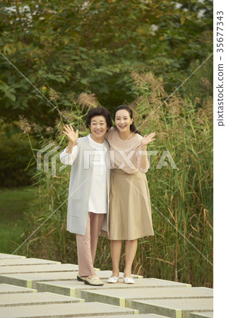 媽媽,女兒在一起 媽媽,女兒在一起 35677343