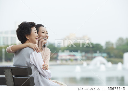 媽媽,女兒在一起 媽媽,女兒在一起 35677345