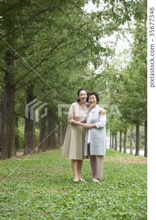 擁抱,幸福,媽媽,女兒 擁抱,幸福,媽媽,女兒 35677346