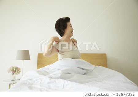 伸展,天氣,老年人 伸展,天氣,老年人 35677352