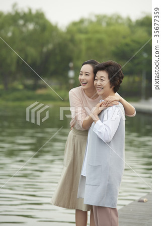 擁抱,幸福,媽媽,女兒 擁抱,幸福,媽媽,女兒 35677359