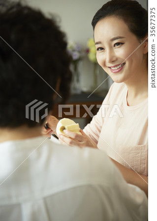 媽媽,女兒在一起 媽媽,女兒在一起 35677375