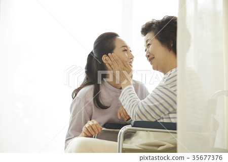 醫療,母親,女兒 醫療,母親,女兒 35677376