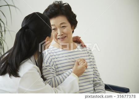 醫生,病人 醫生,病人 35677378