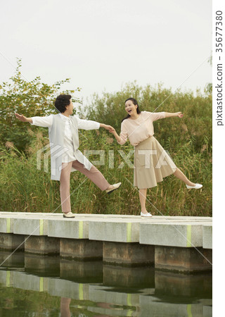 媽媽,女兒在一起 媽媽,女兒在一起 35677380